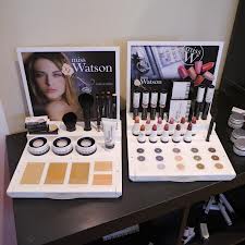 Miss Watson, maquillage naturel et certifié bio*.

Fashion et furieusement tendance…

La qualité professionnelle, pour les femmes d’aujourd’hui, très sensibles à la mode et aux tendances.

Gamme chic et sobre, universelle avec des produits incontour